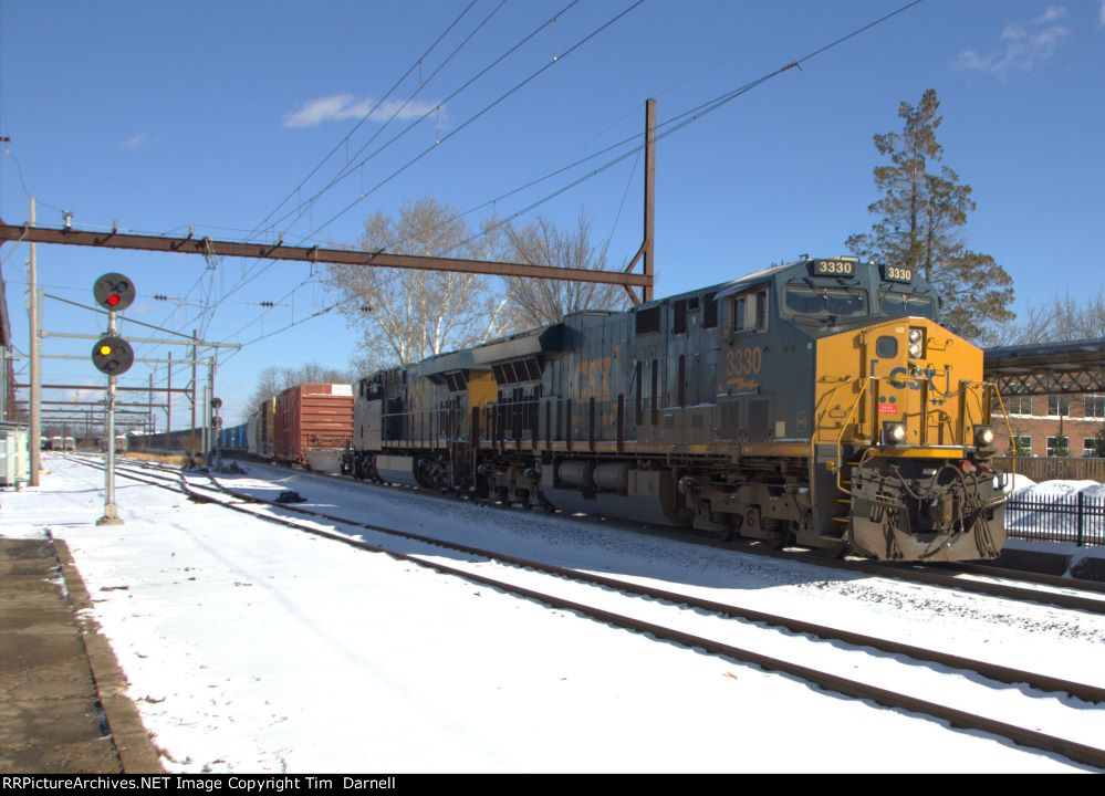 CSX 3330 leading M301